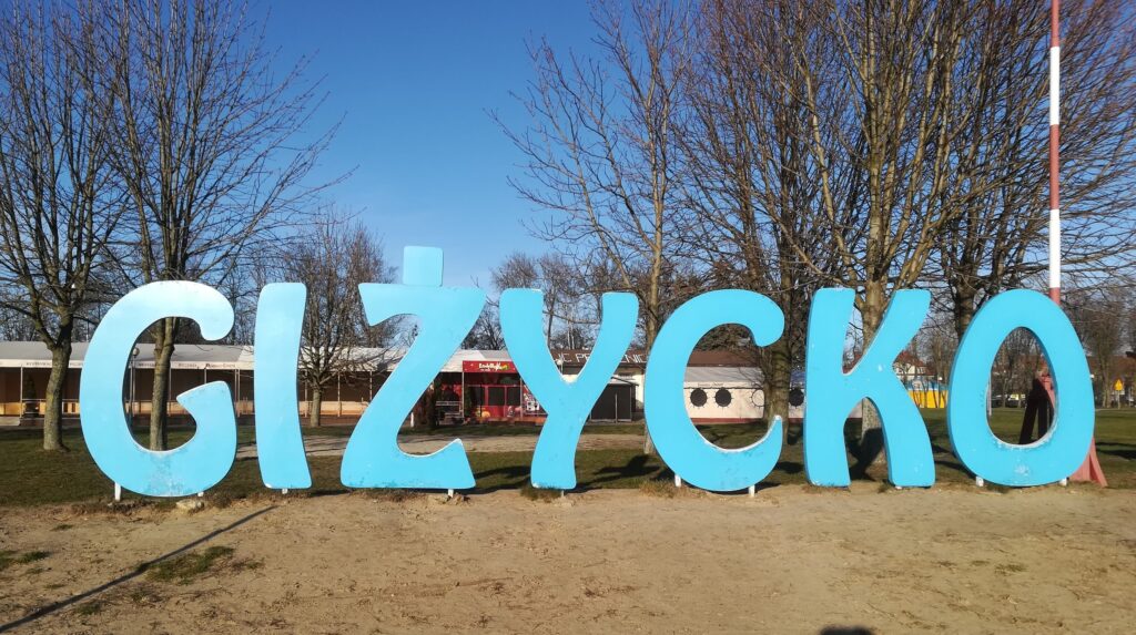 Giżycko — napis miejski przy plaży nad Niegocinem