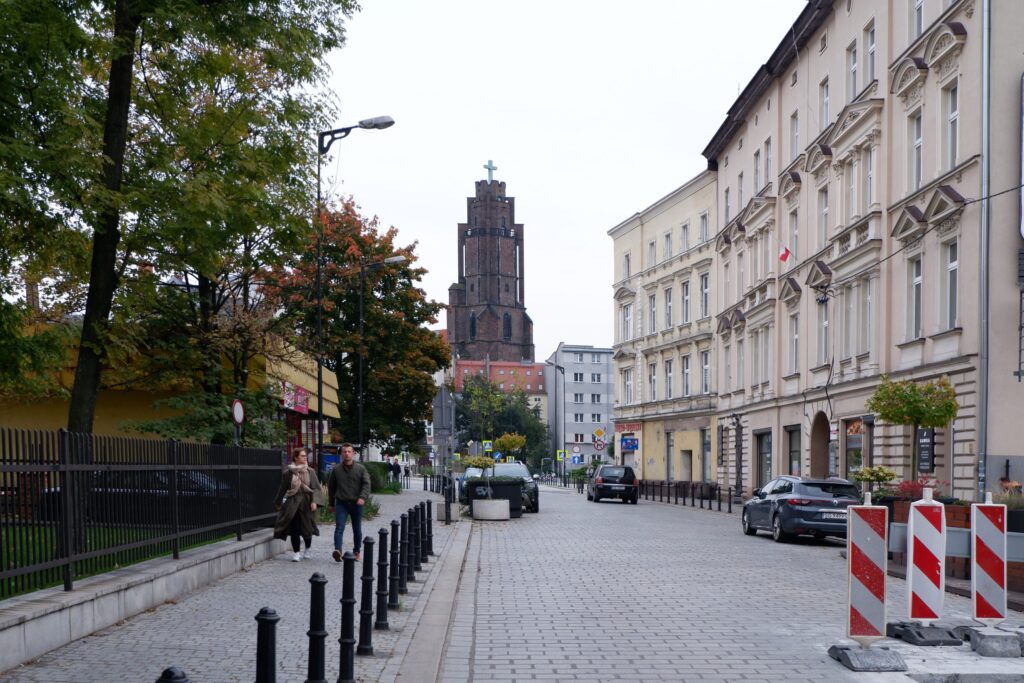 Gliwice — ulica Siemińskiego i wieża kościoła Wszystkich Świętych