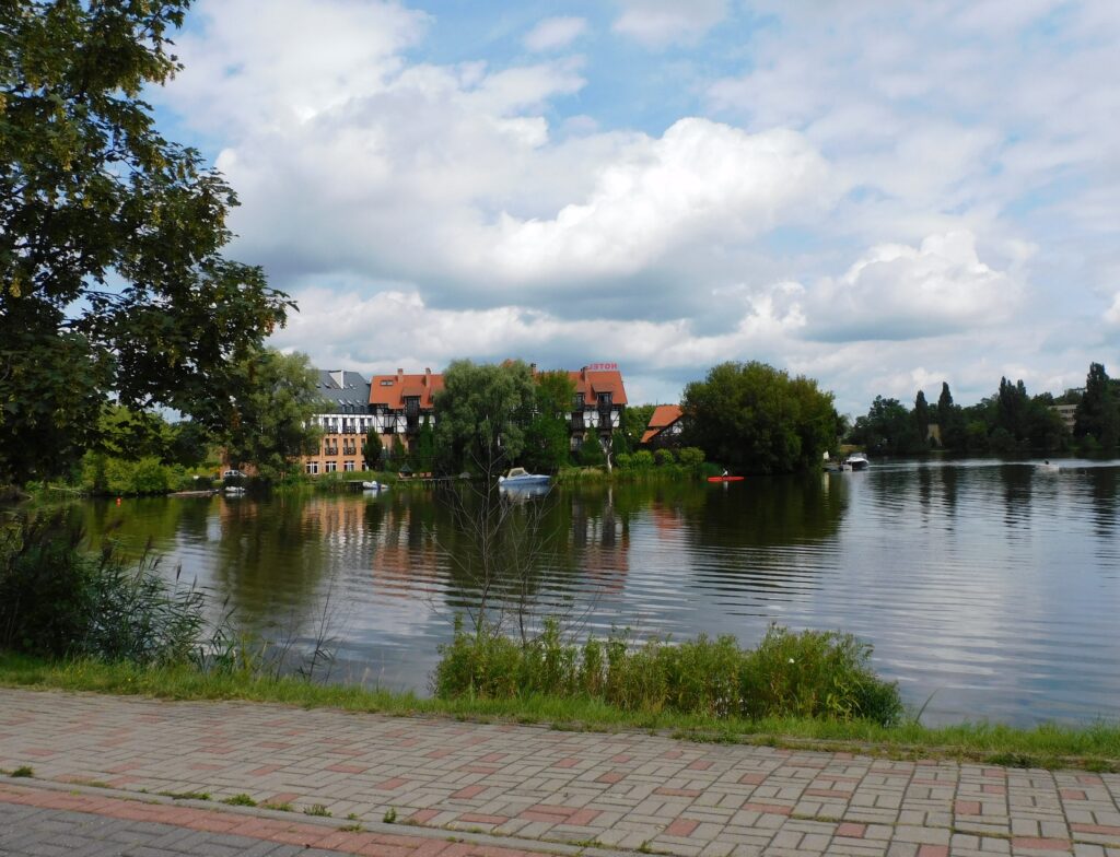 Iława — promenada nad Małym Jeziorakiem