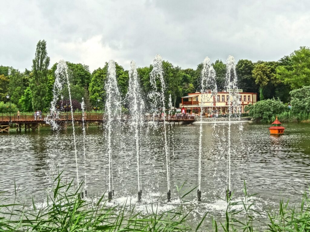 Fontanny na stawie w Parku Solankowym w Inowrocławiu