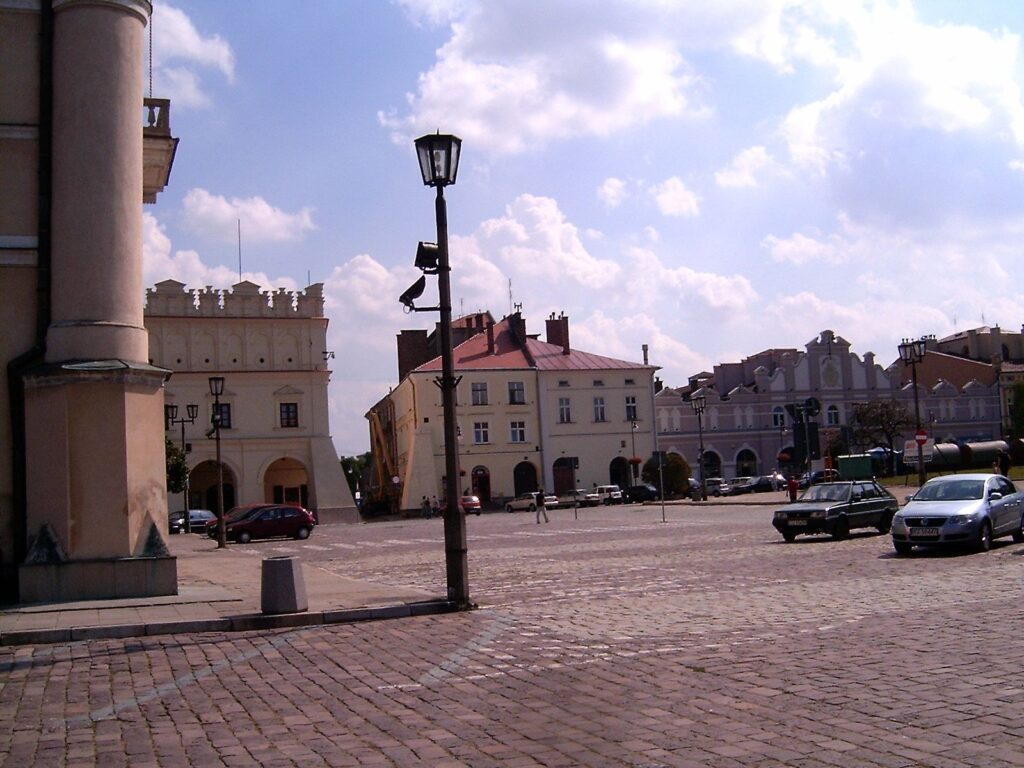 Płyta Rynku w Jarosławiu z ratuszem