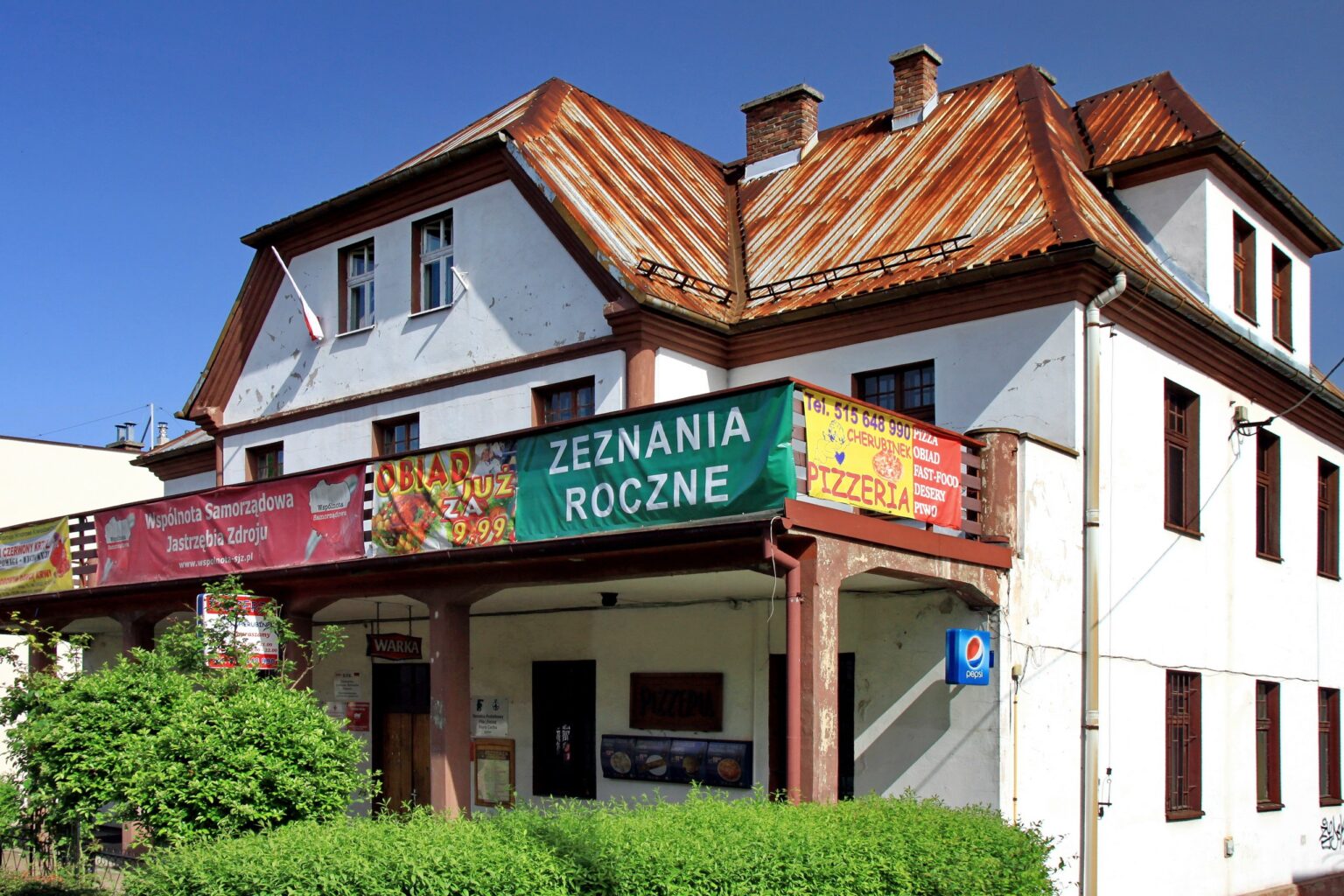Willa Łucja w Jastrzębiu-Zdroju z szyldami lokalnych firm