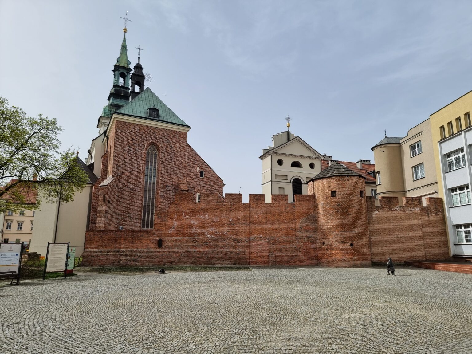 Średniowieczne mury obronne i baszta Dorotka w Kaliszu