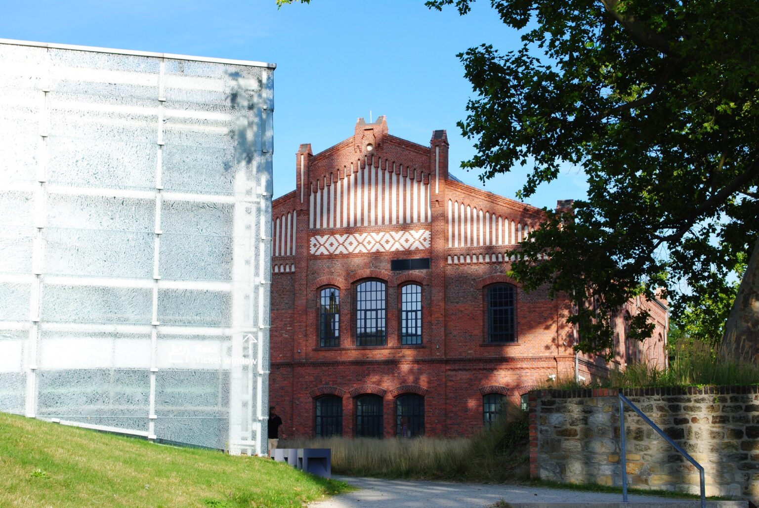 Szklana bryła Muzeum Śląskiego w Katowicach obok ceglanego budynku dawnej kopalni
