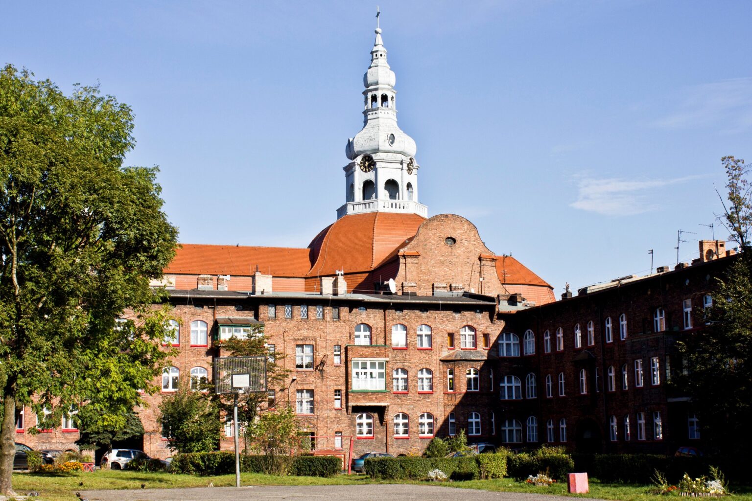 Podwórze na Nikiszowcu w Katowicach z wieżą kościoła św. Anny w tle