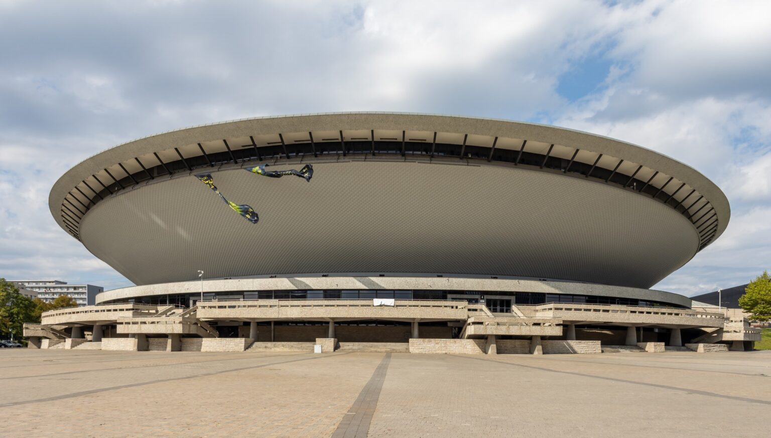 Hala widowiskowo-sportowa Spodek w Katowicach widziana z placu przed wejściem
