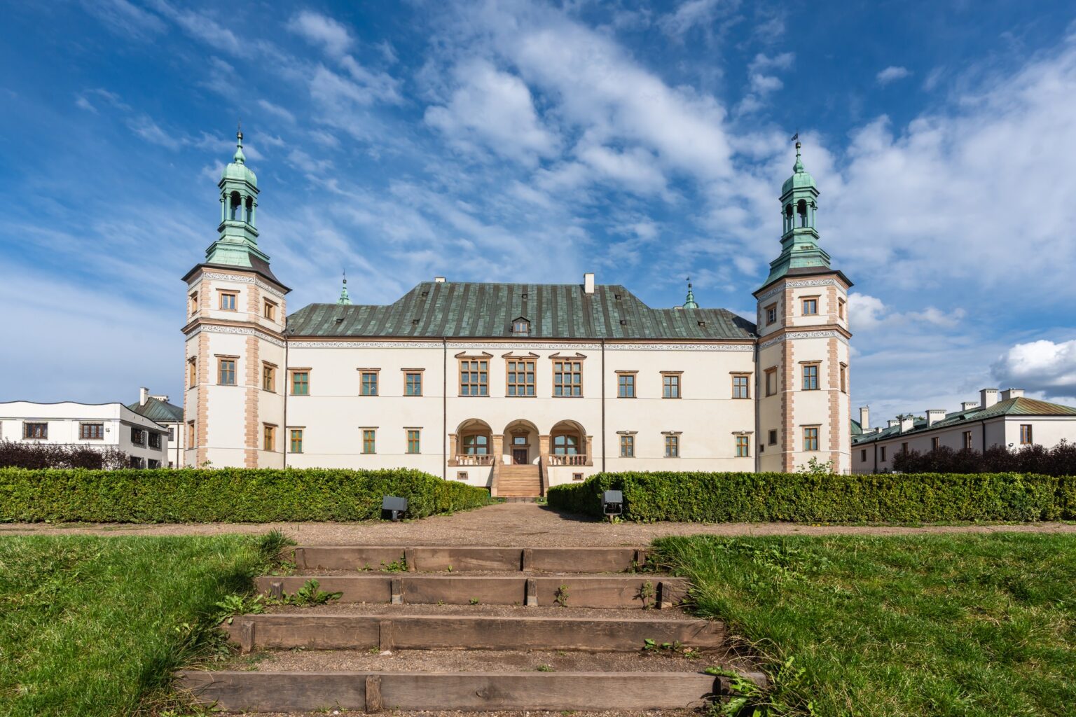 Pałac Biskupów Krakowskich w Kielcach widziany od strony ogrodu włoskiego