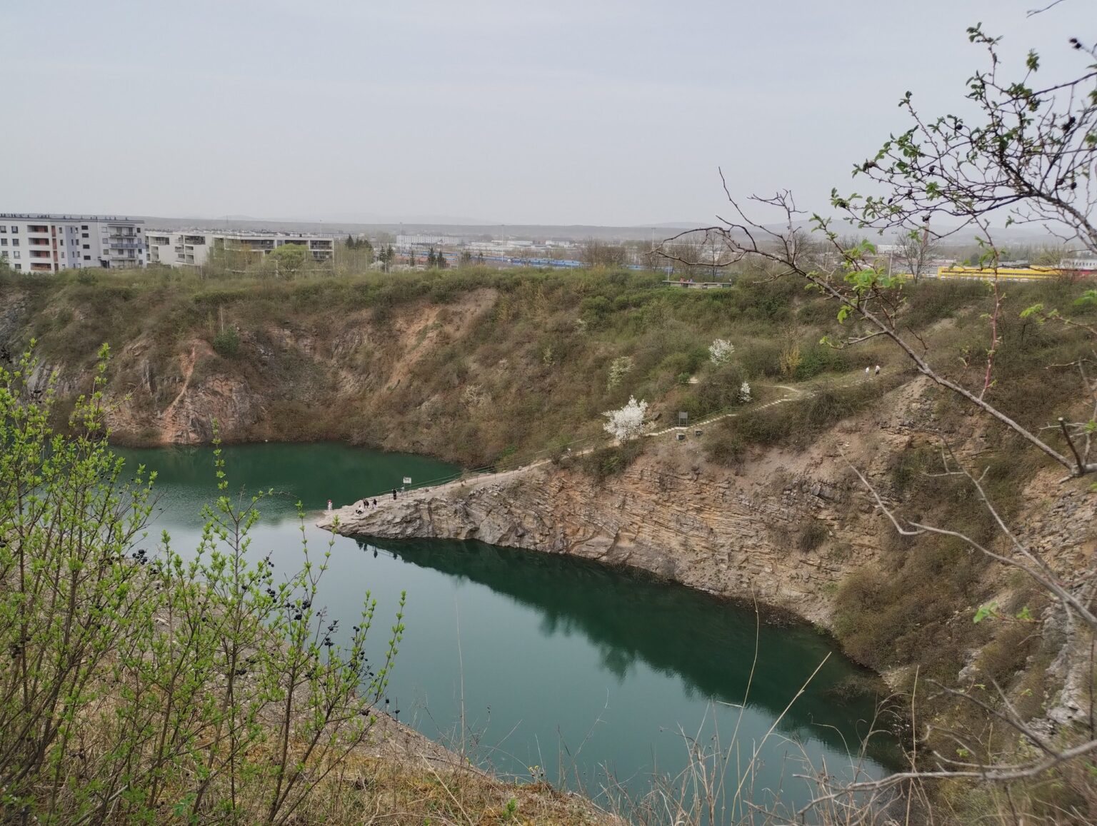 Rezerwat Ślichowice w Kielcach — zalany dawny kamieniołom ze słynnym fałdem geologicznym