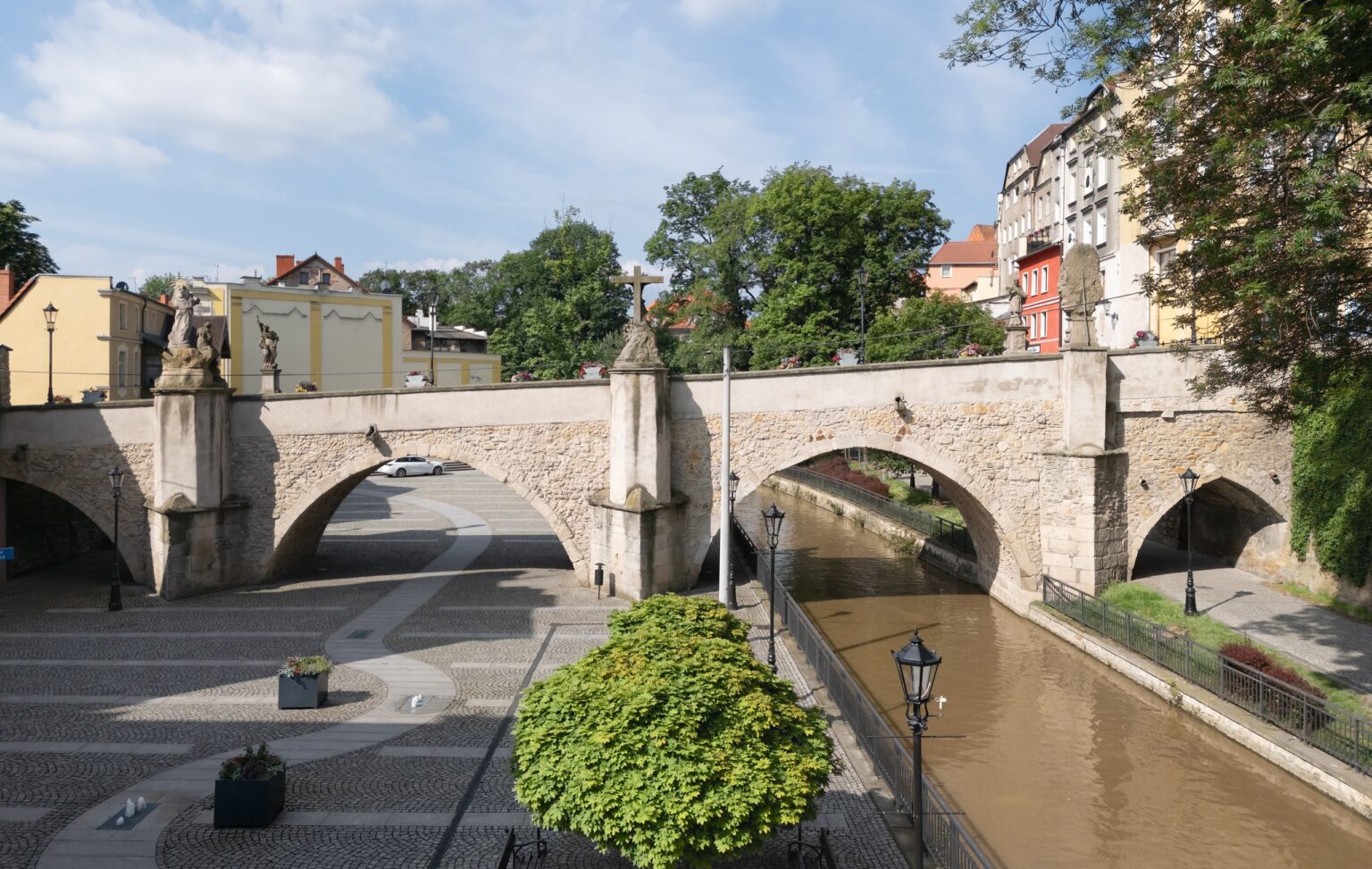 Gotycki most świętego Jana nad kanałem Młynówka w Kłodzku z barokowymi figurami na balustradzie