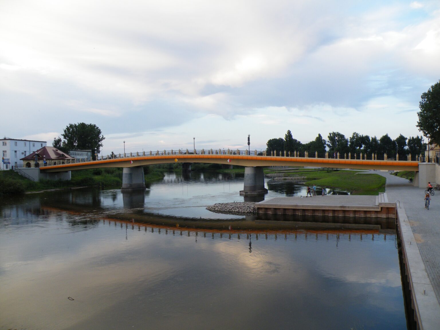 Most Toruński nad Wartą w Koninie z bulwarem i rowerzystami
