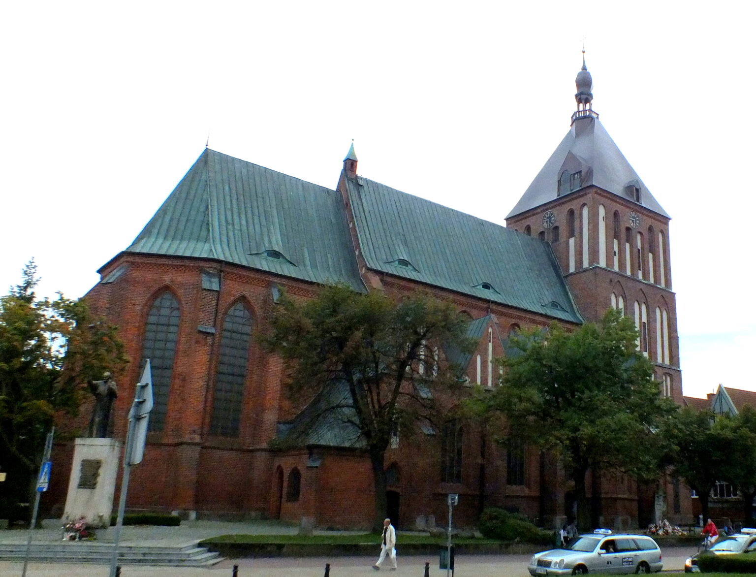 Ceglana katedra Niepokalanego Poczęcia NMP w Koszalinie widziana od frontu