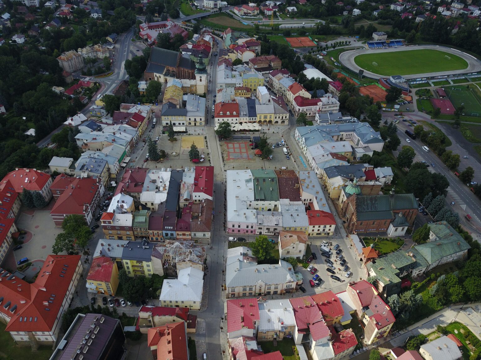 Rynek w Krośnie z lotu ptaka; pozycjonowanie stron dla firm z Krosna i powiatu krośnieńskiego