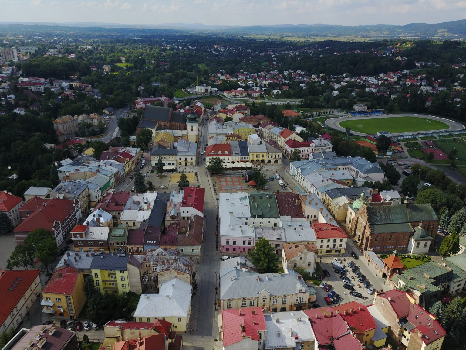 Starówka Krosna z lotu ptaka na tle pogórza; wizytówka Google dla firm z Krosna i powiatu