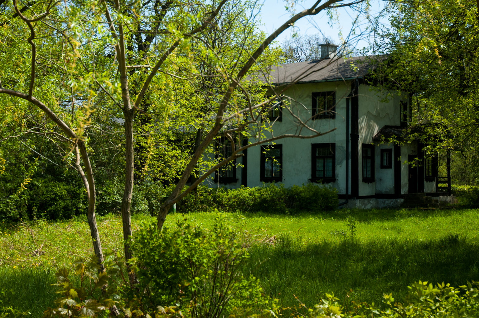 Zabytkowa willa w zespole willowo-parkowym Kozłówka w Legionowie; wizytówka Google w Legionowie