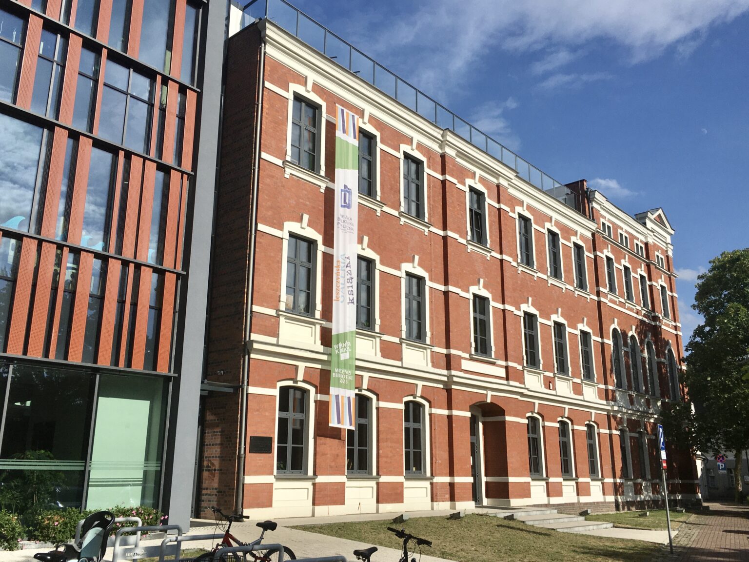 Budynek Biblioteki Publicznej w Lesznie; strony internetowe dla firm z Leszna