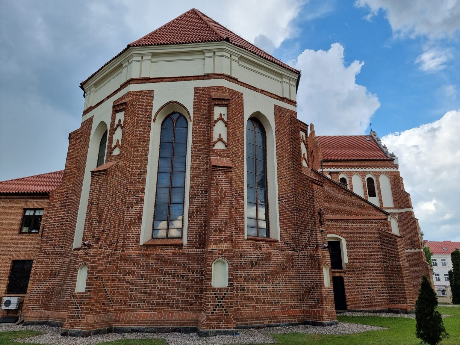 Ceglana absyda katedry św. Michała Archanioła w Łomży; prowadzenie wizytówki Google dla firm z Łomży