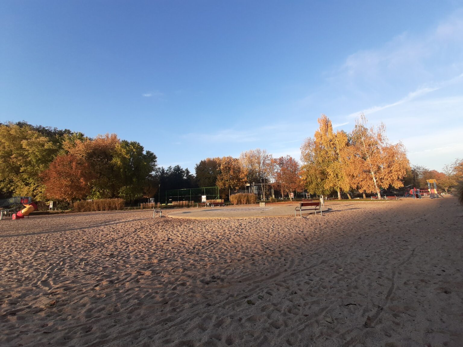 Park Wrocławski w Lubinie jesienią; prowadzenie wizytówki Google dla firm z Lubina