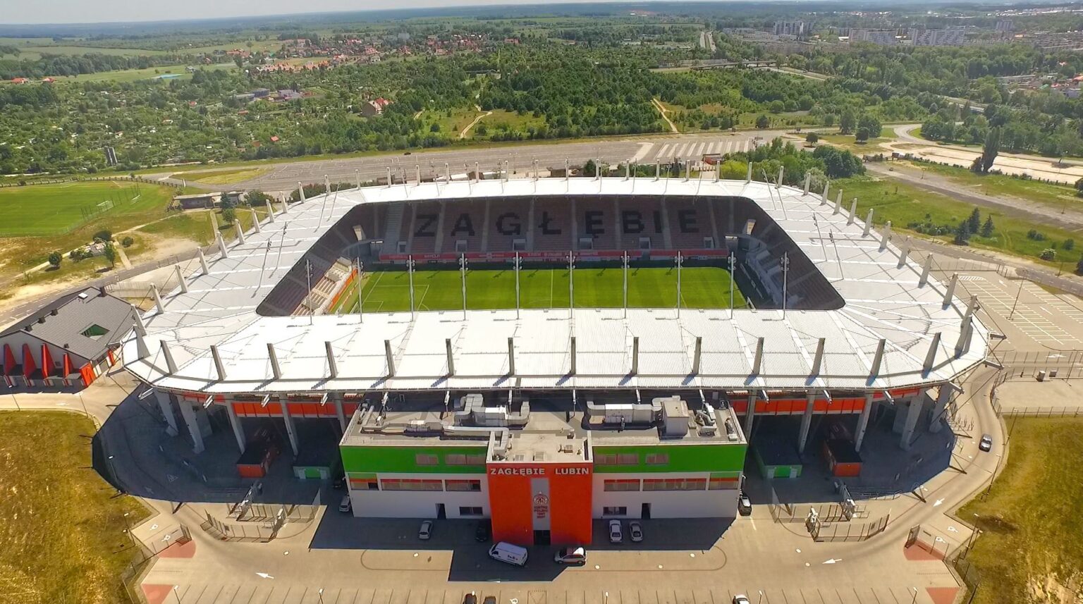Stadion w Lubinie widziany z lotu ptaka; kampanie Google Ads i Meta Ads dla firm z Lubina