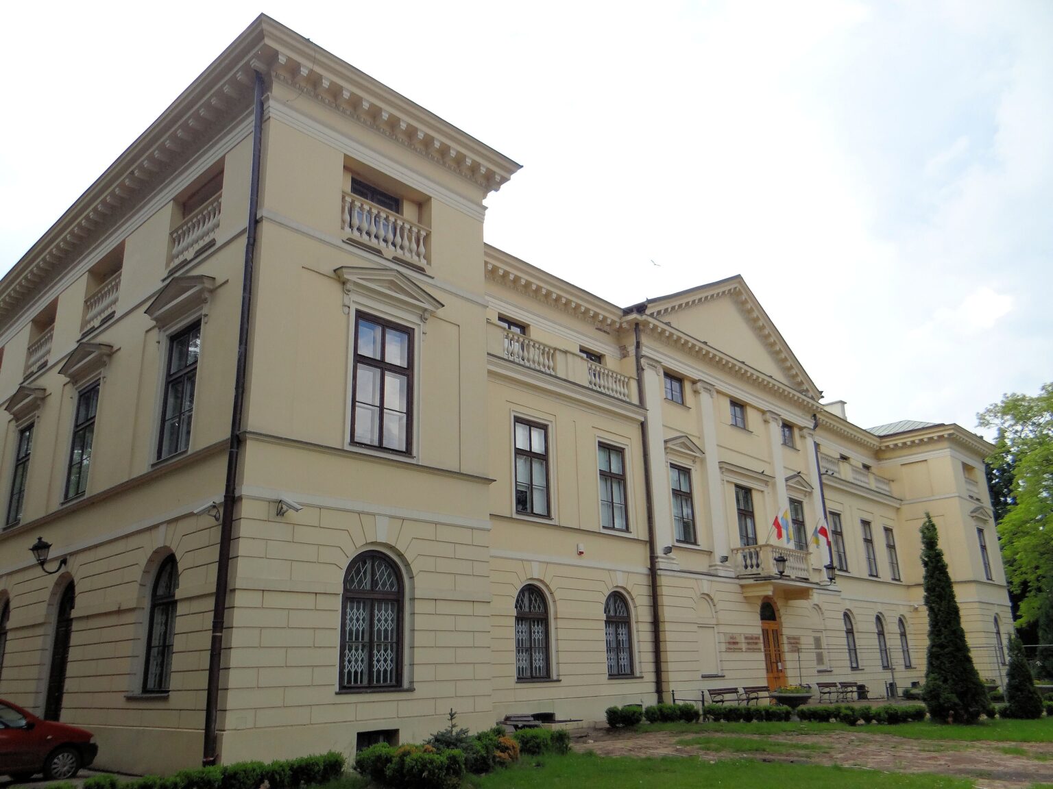 Pałac Dernałowiczów w Mińsku Mazowieckim od strony bocznej; prowadzenie wizytówki Google dla firm z Mińska Mazowieckiego
