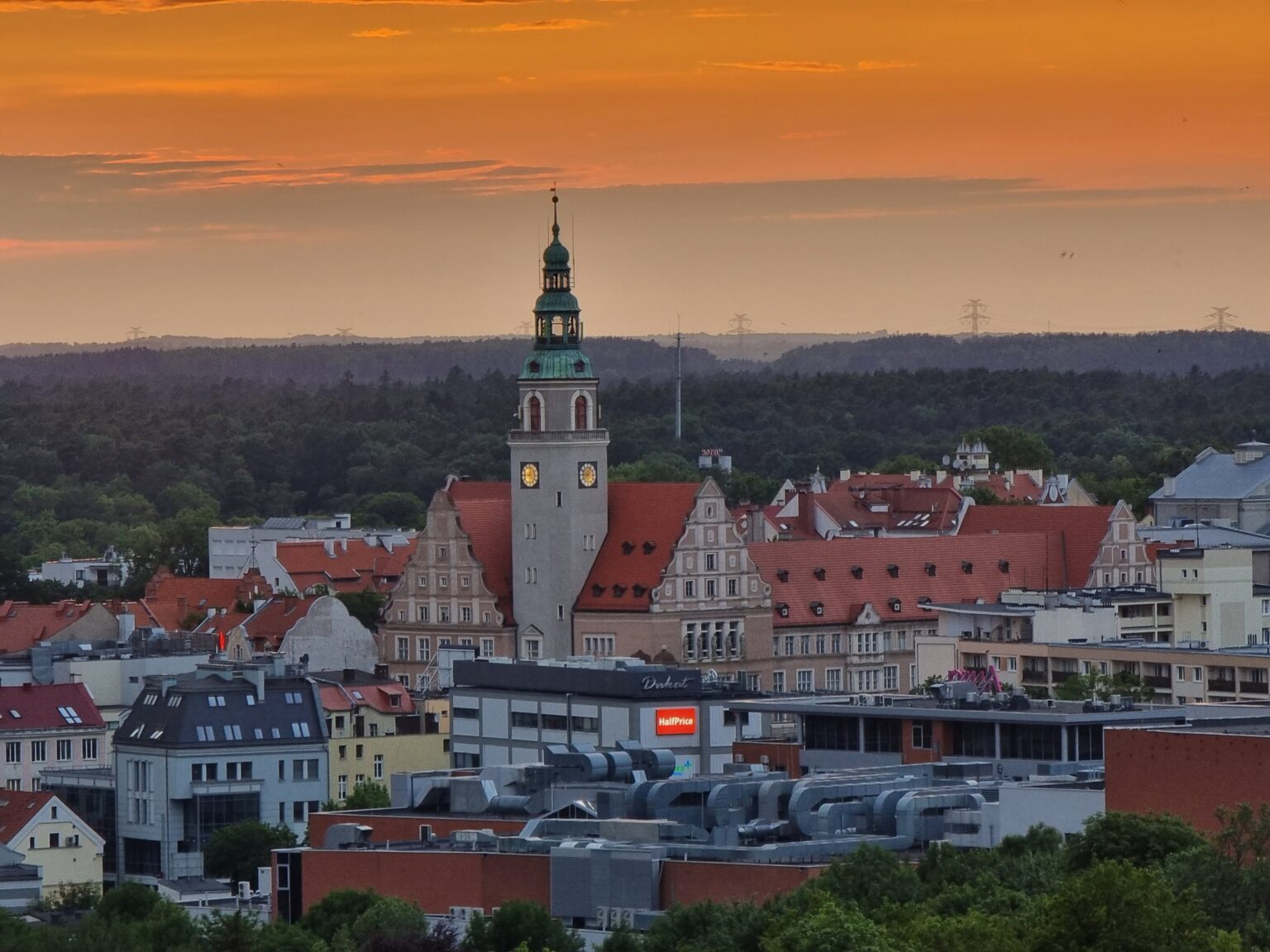 Nowy Ratusz w Olsztynie o zachodzie słońca; prowadzenie wizytówki Google dla firm z Olsztyna