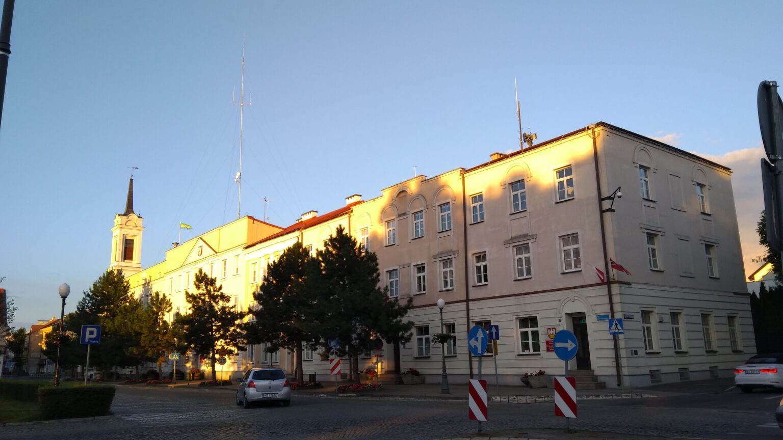 Ratusz miejski w Ostrołęce o zachodzie słońca; prowadzenie wizytówki Google dla firm z Ostrołęki