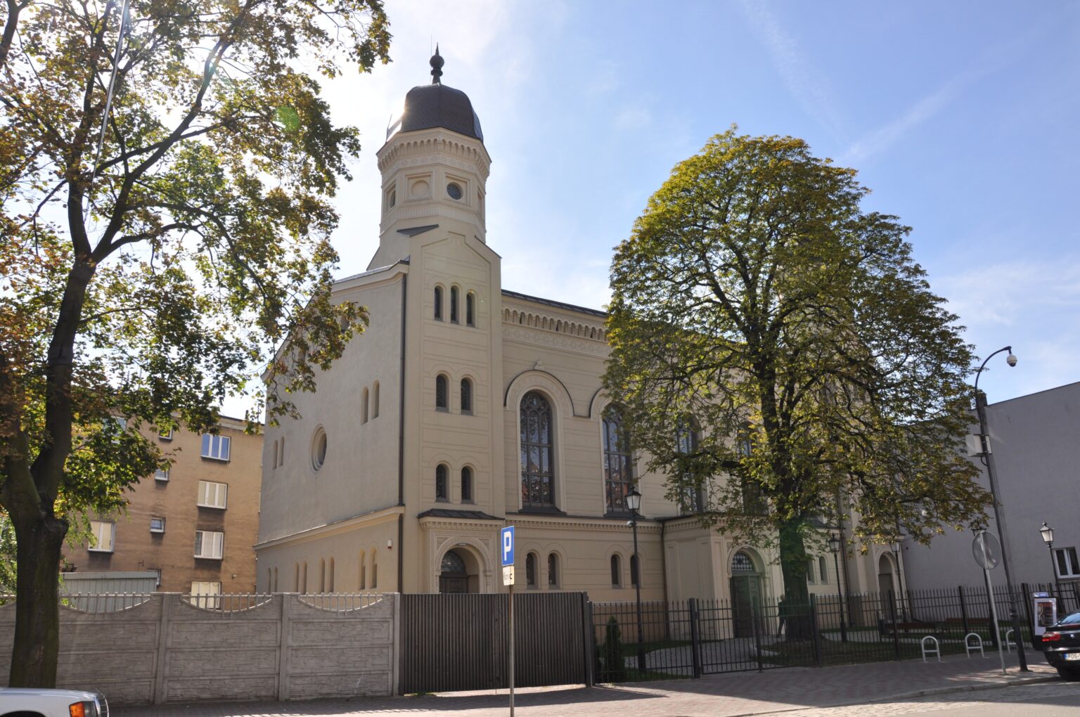 Zabytkowa synagoga przy ulicy Raszkowskiej w Ostrowie Wielkopolskim; prowadzenie wizytówki Google dla firm z Ostrowa Wielkopolskiego