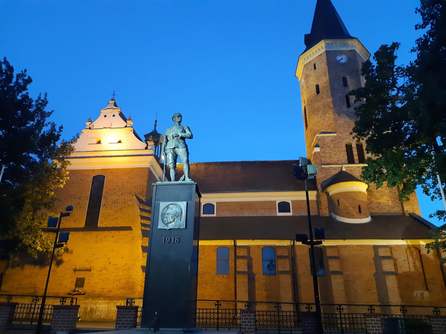 Iluminowany kościół świętego Mateusza w Pabianicach o zmierzchu; kampanie Google Ads i Meta Ads dla firm z Pabianic