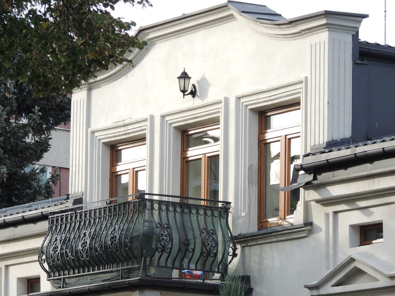 Secesyjny szczyt willi fabrykanckiej z kutym balkonem w Pabianicach; tworzenie stron internetowych dla firm z Pabianic