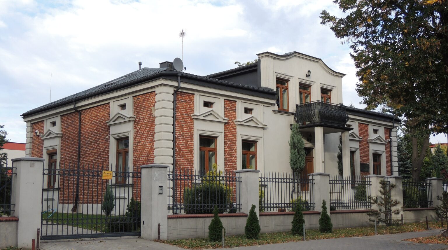 Odrestaurowana willa fabrykancka przy ulicy Struga w Pabianicach; pozycjonowanie stron internetowych dla firm z Pabianic