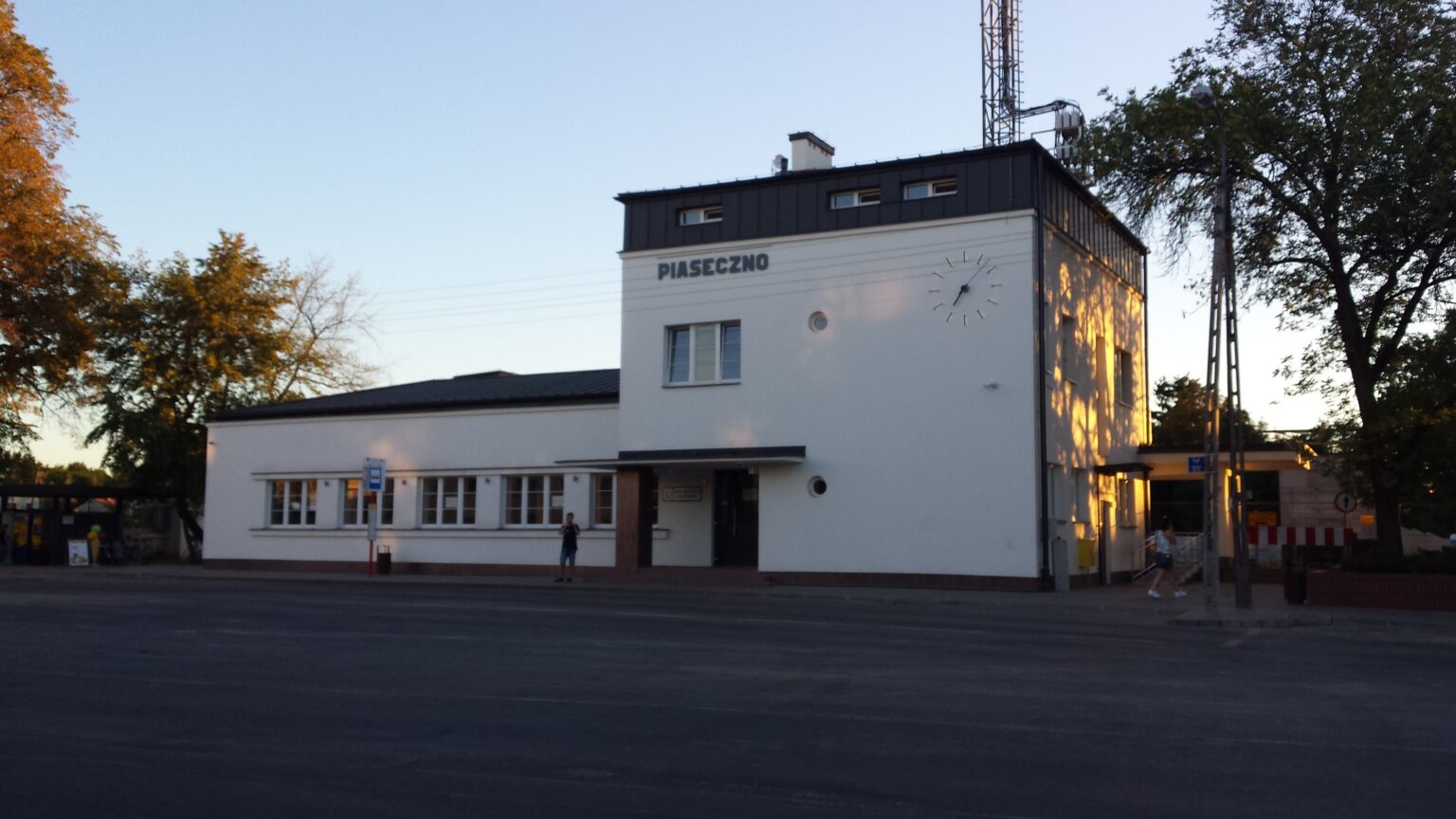 Budynek dworca kolejowego w Piasecznie o zachodzie słońca; kampanie Google Ads i Meta Ads dla firm z Piaseczna