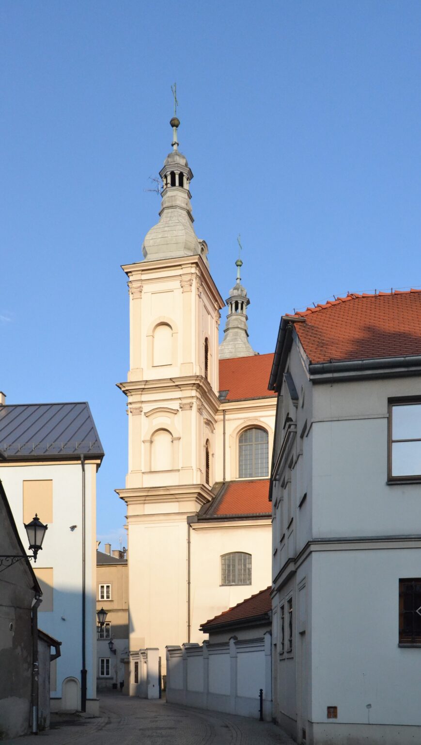 Kościół jezuicki w Piotrkowie Trybunalskim w popołudniowym słońcu; kampanie Google Ads i Meta Ads dla firm z Piotrkowa Trybunalskiego