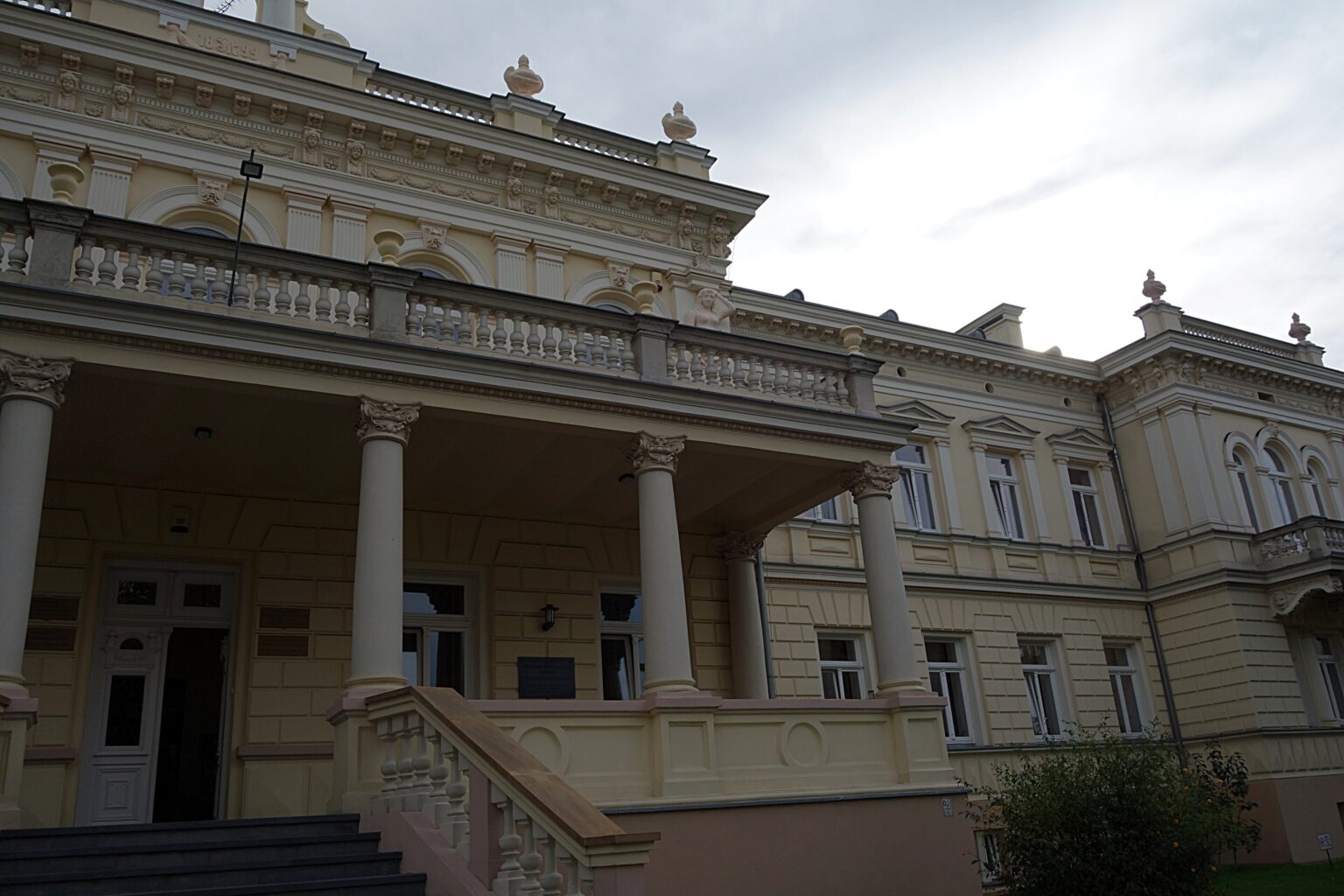 Pałac Rudowskiego w Piotrkowie Trybunalskim z kolumnowym podcieniem; prowadzenie wizytówki Google dla firm z Piotrkowa Trybunalskiego