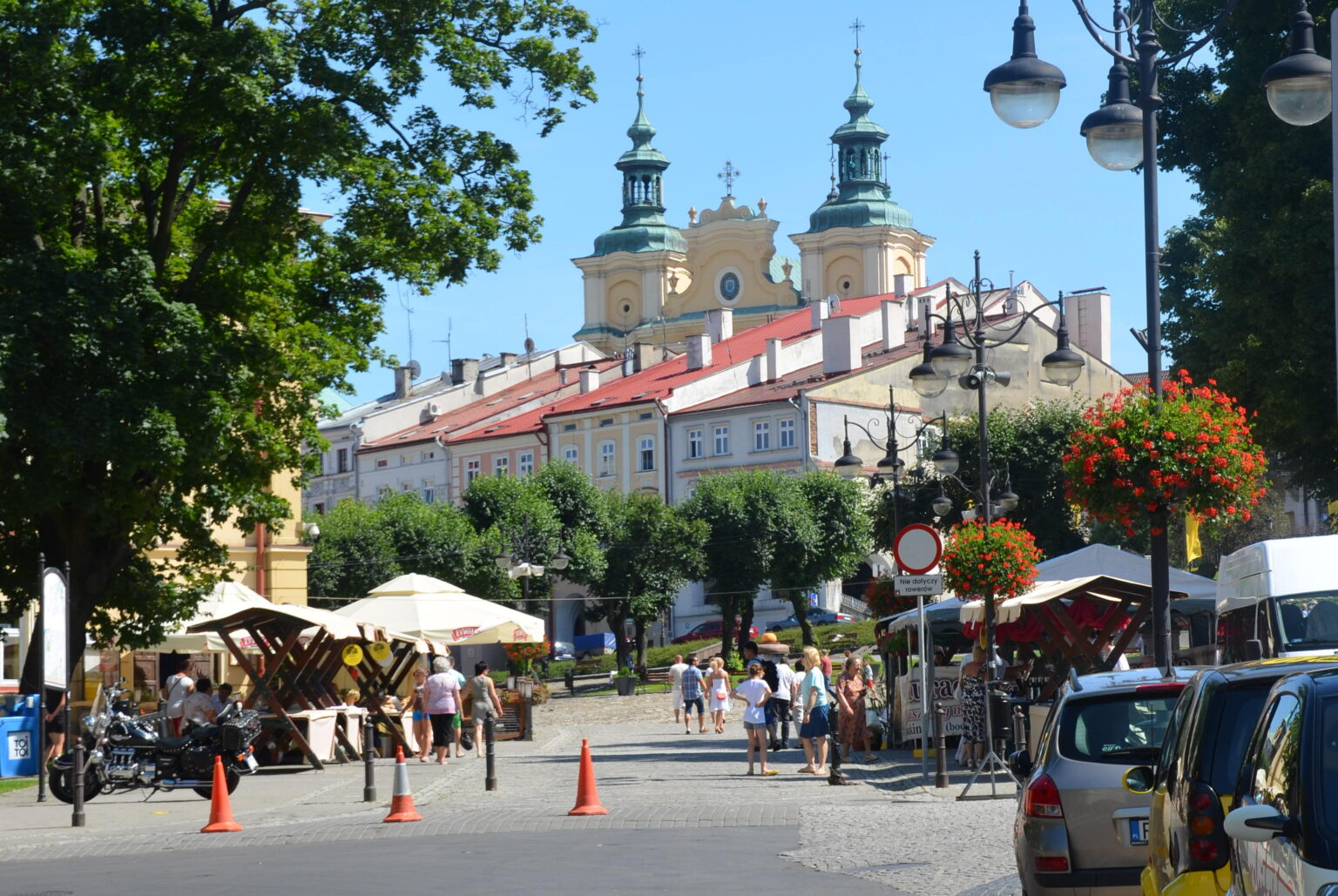 Rynek Starego Miasta w Przemyślu latem, w tle wieże katedry; wizytówka Google dla firm z Przemyśla