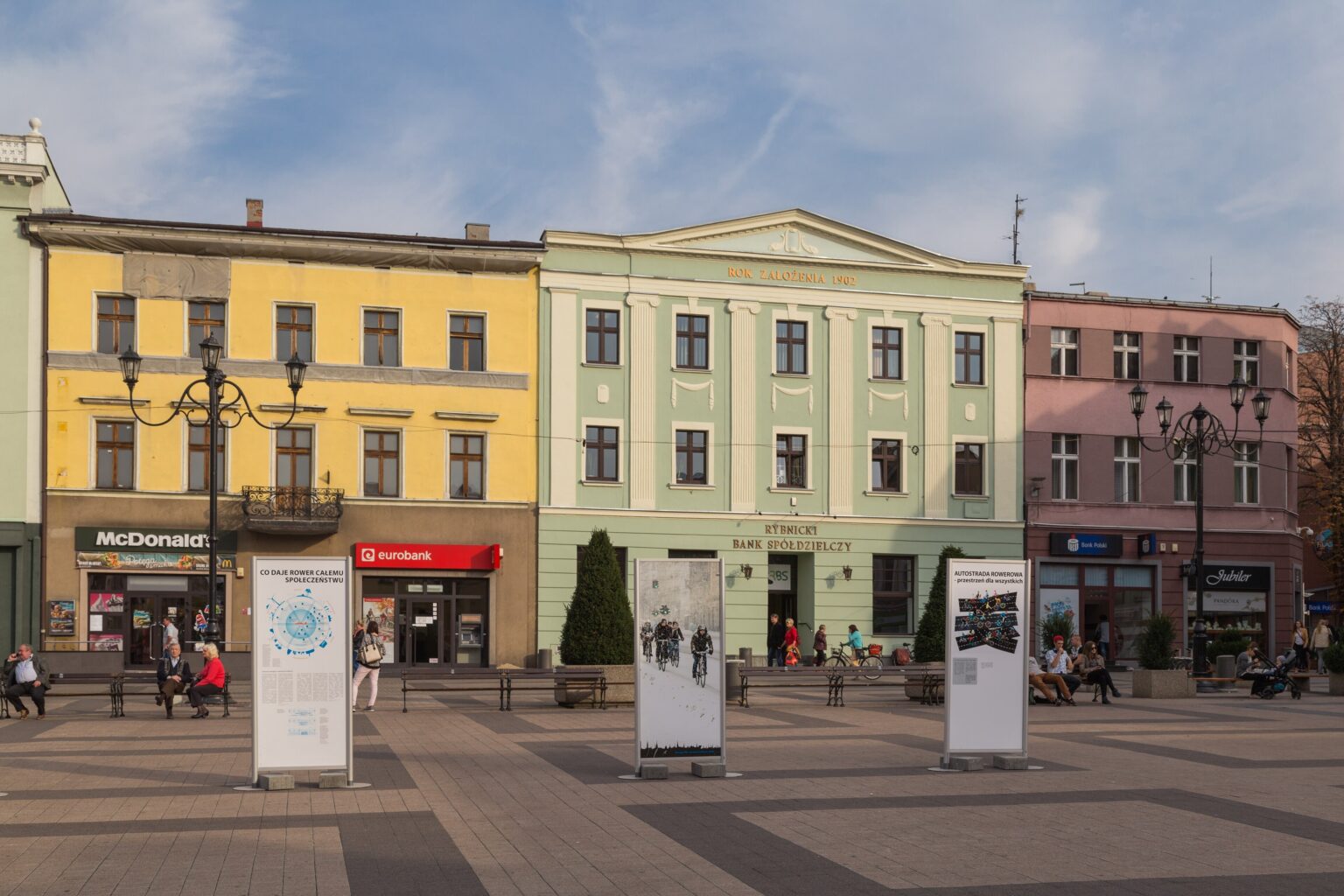 Kamienice przy rybnickim Rynku w słoneczny dzień; strony internetowe dla firm z Rybnika