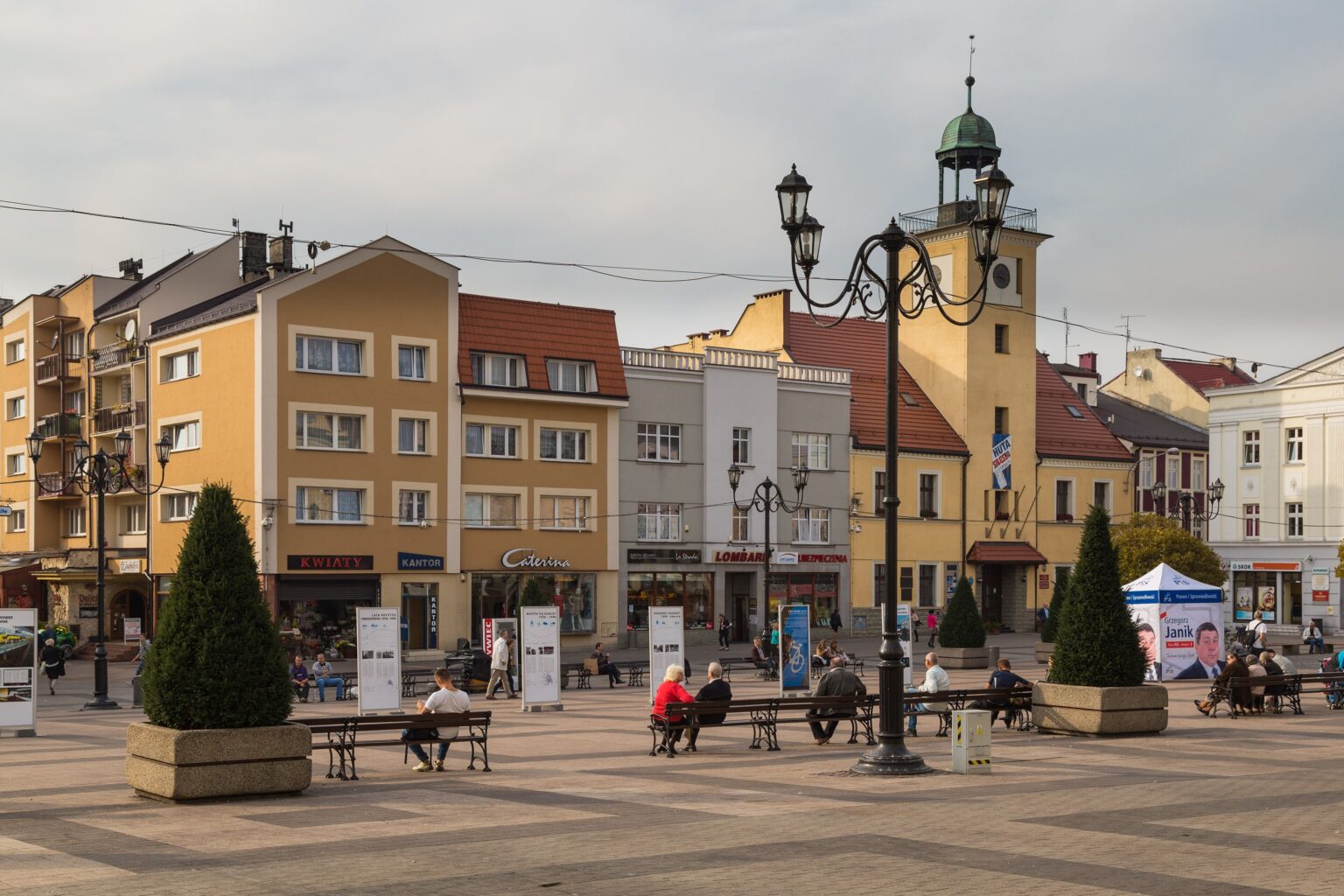 Rynek i wieża ratusza w Rybniku w słońcu; pozycjonowanie stron internetowych w Rybniku