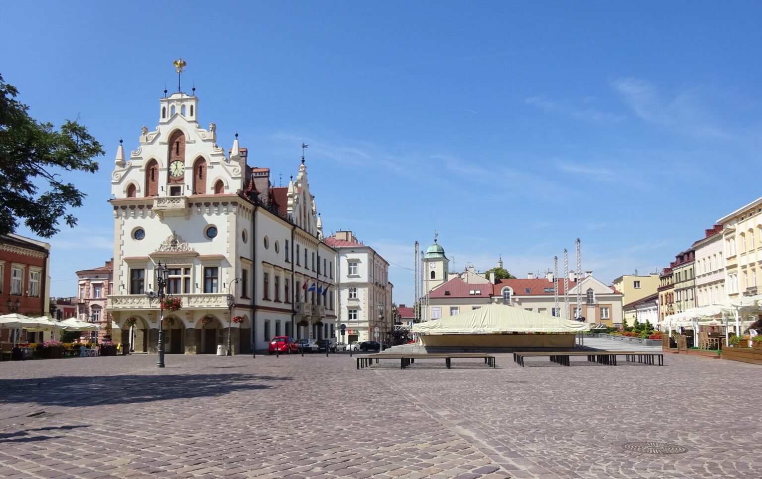 Rynek w Rzeszowie z neogotyckim ratuszem i pastelowymi kamienicami; pozycjonowanie stron internetowych w Rzeszowie