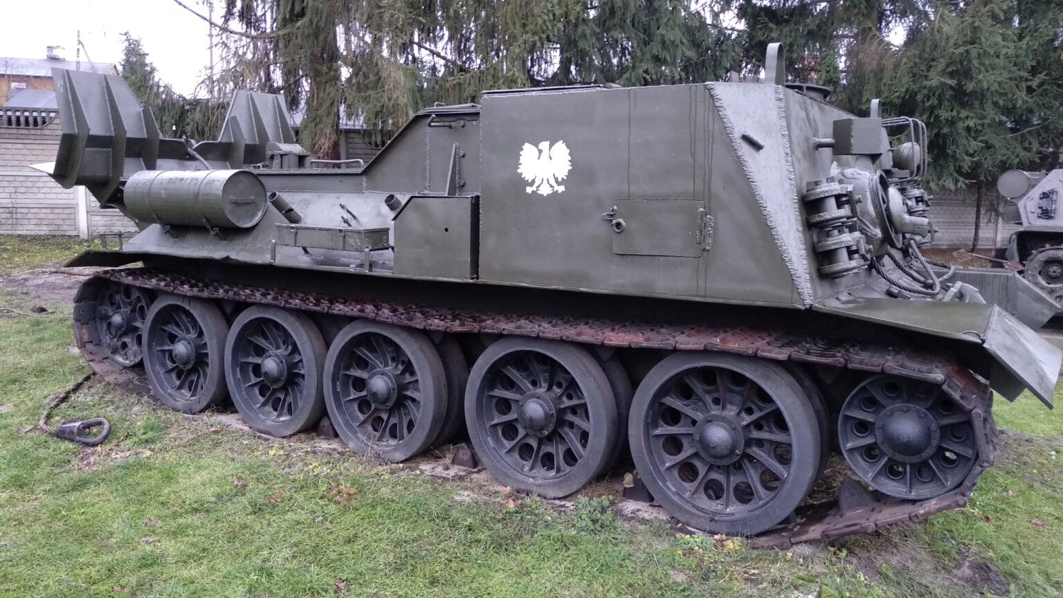 Ciągnik pancerny CW-34 na ekspozycji plenerowej Muzeum im. Orła Białego; strony internetowe dla firm ze Skarżyska-Kamiennej