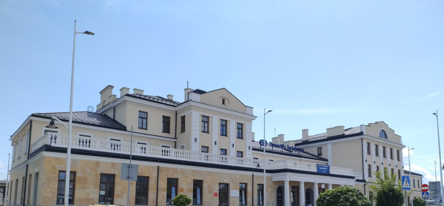 Odnowiony dworzec kolejowy w Skarżysku-Kamiennej; wizytówka Google dla firm ze Skarżyska-Kamiennej