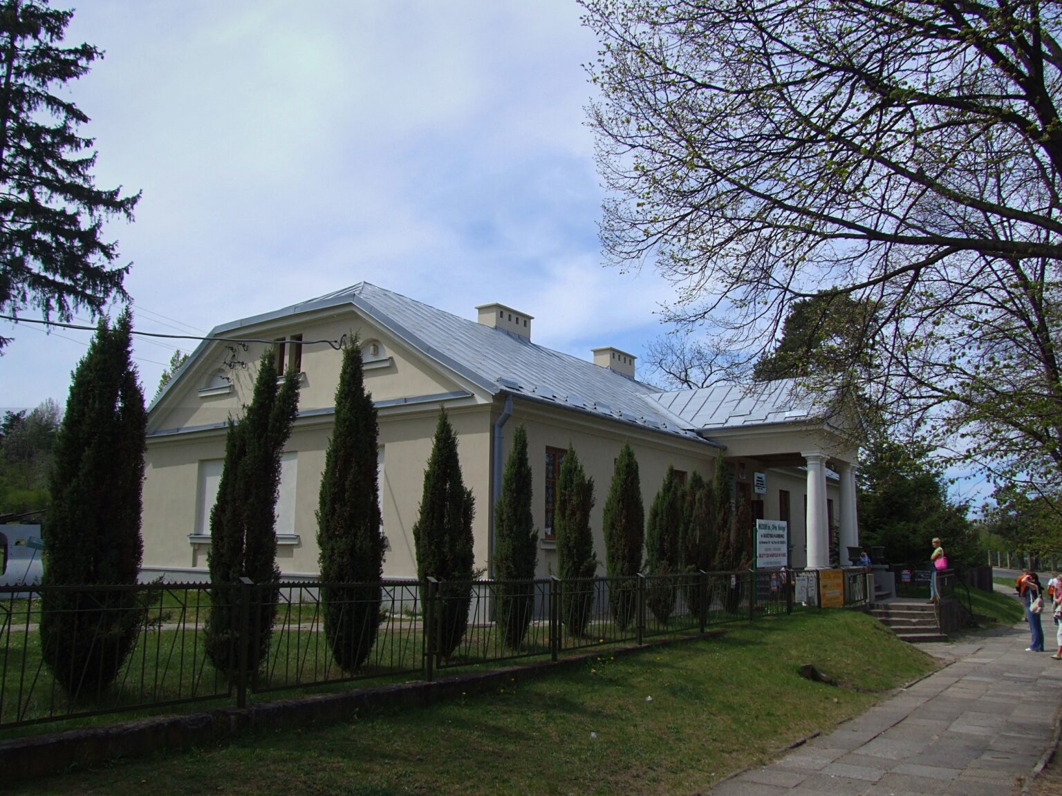 Klasycystyczny budynek Muzeum im. Orła Białego w Rejowie; pozycjonowanie stron dla firm ze Skarżyska-Kamiennej