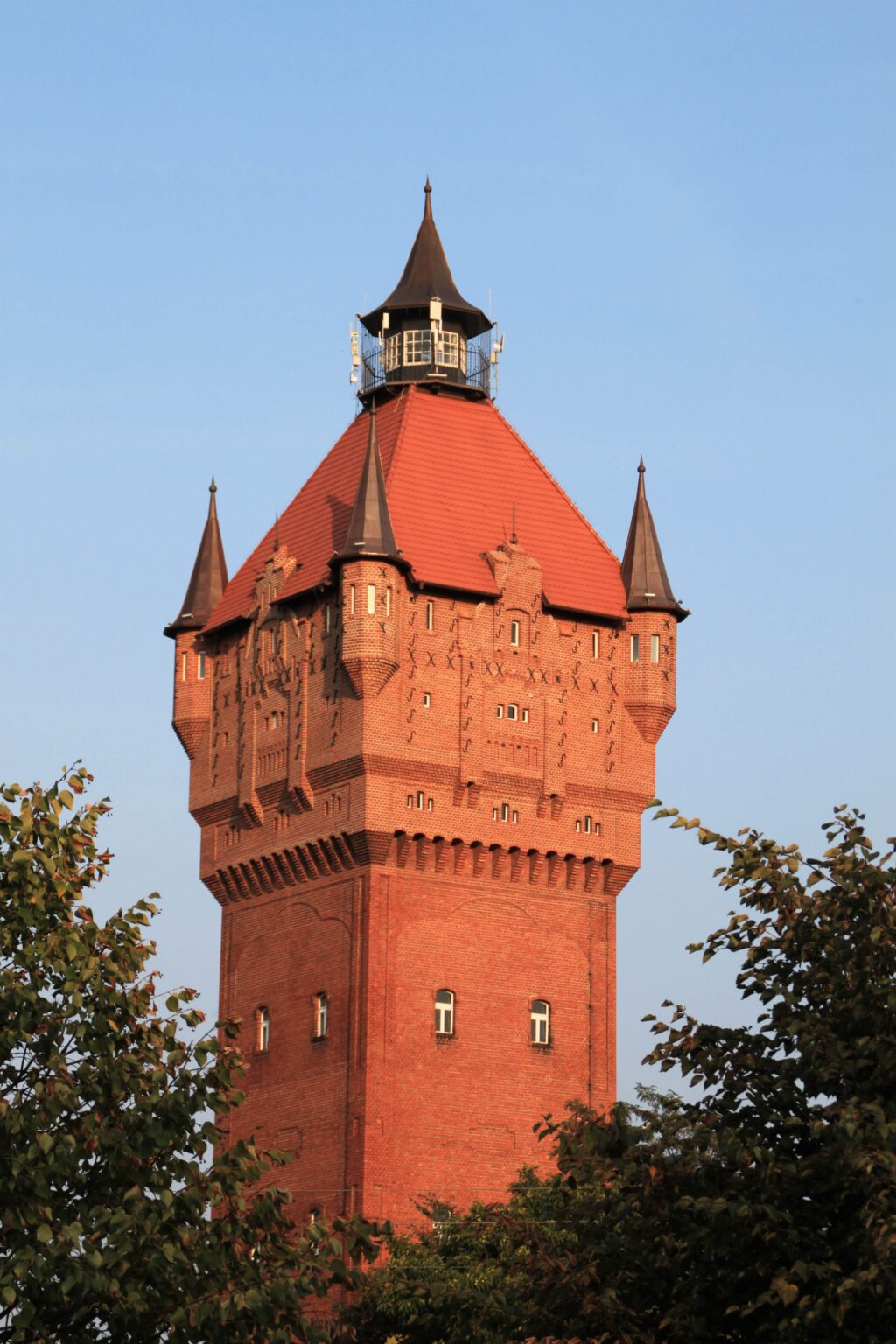 Zabytkowa wieża ciśnień w Śremie w wieczornym świetle; pozycjonowanie stron dla firm ze Śremu