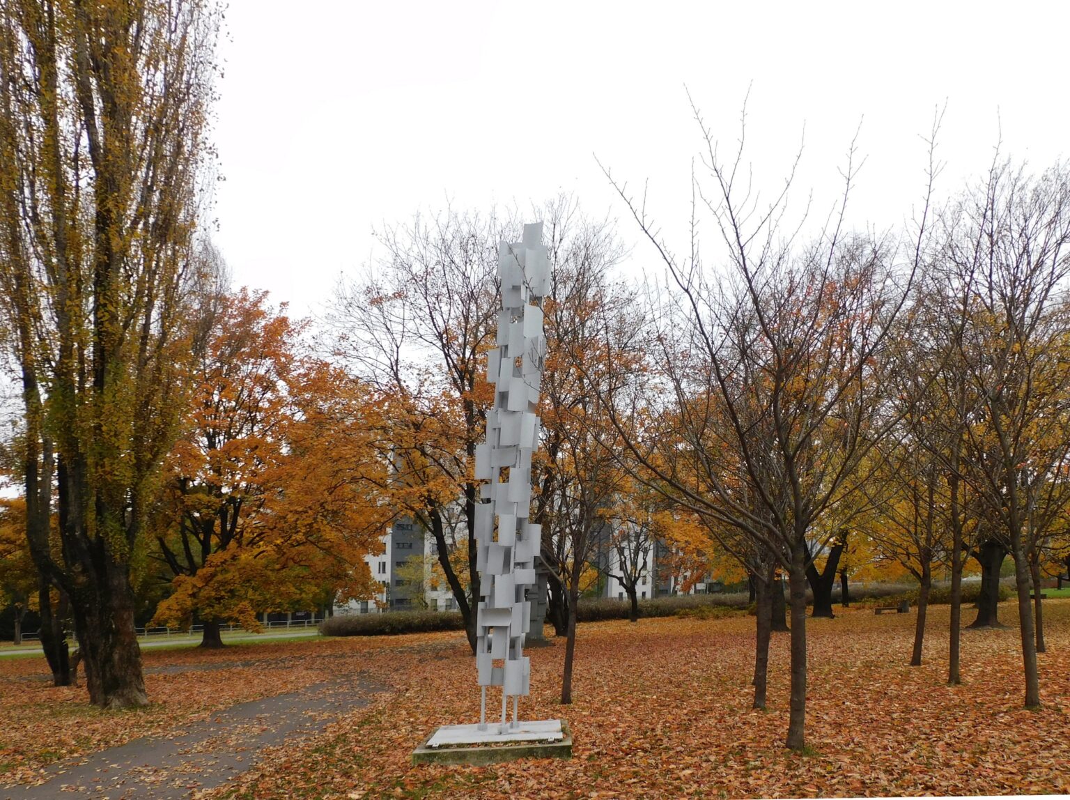 Stalowa rzeźba plenerowa na skwerze płk. Kuźmirskiego-Pacaka jesienią; pozycjonowanie stron dla firm ze Stalowej Woli