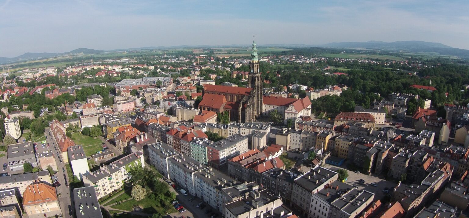 Katedra świdnicka z najwyższą wieżą kościelną Śląska z lotu ptaka; wizytówka Google dla firm ze Świdnicy