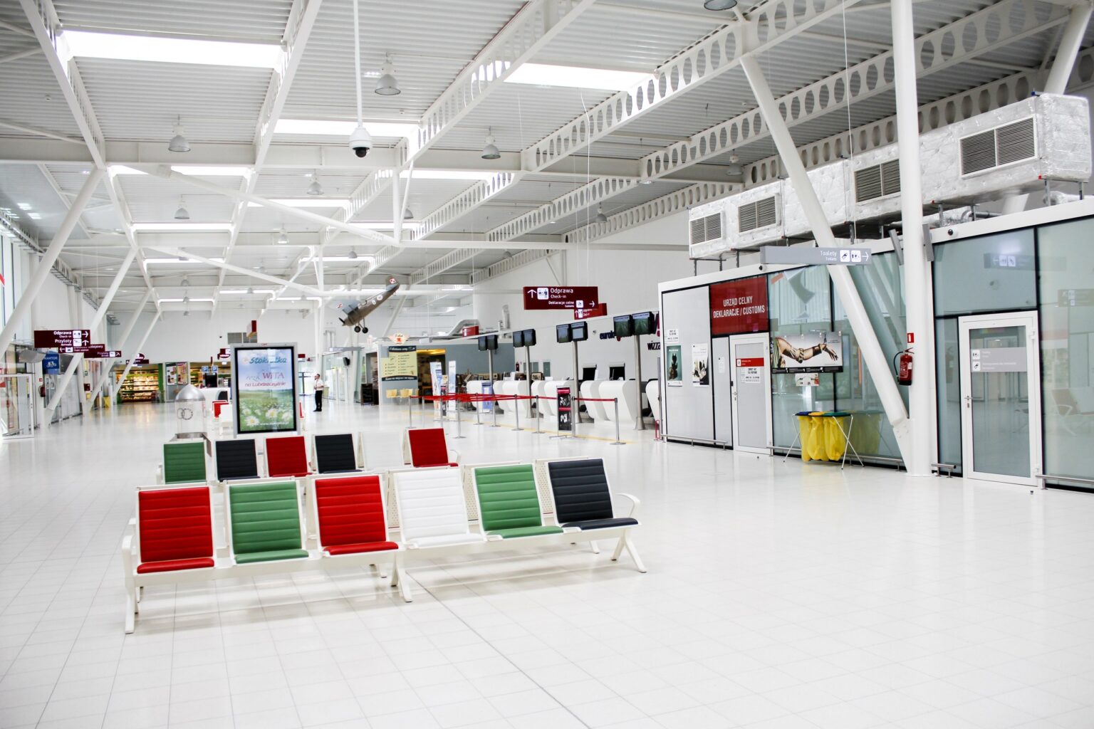 Wnętrze terminalu Portu Lotniczego Lublin w Świdniku; wizytówka Google dla firm ze Świdnika