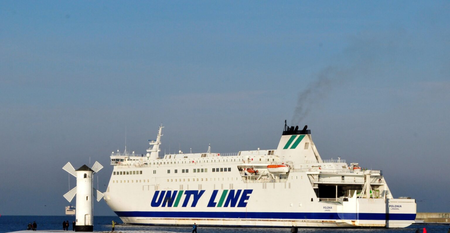Prom Unity Line wpływający do portu obok Stawy Młyny w Świnoujściu; wizytówka Google dla firm ze Świnoujścia