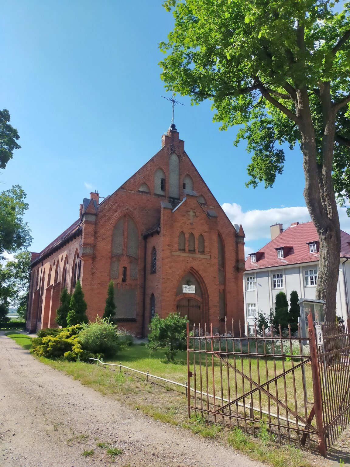 Neogotycki ceglany kościół baptystów w Szczytnie; wizytówka Google dla firm ze Szczytna