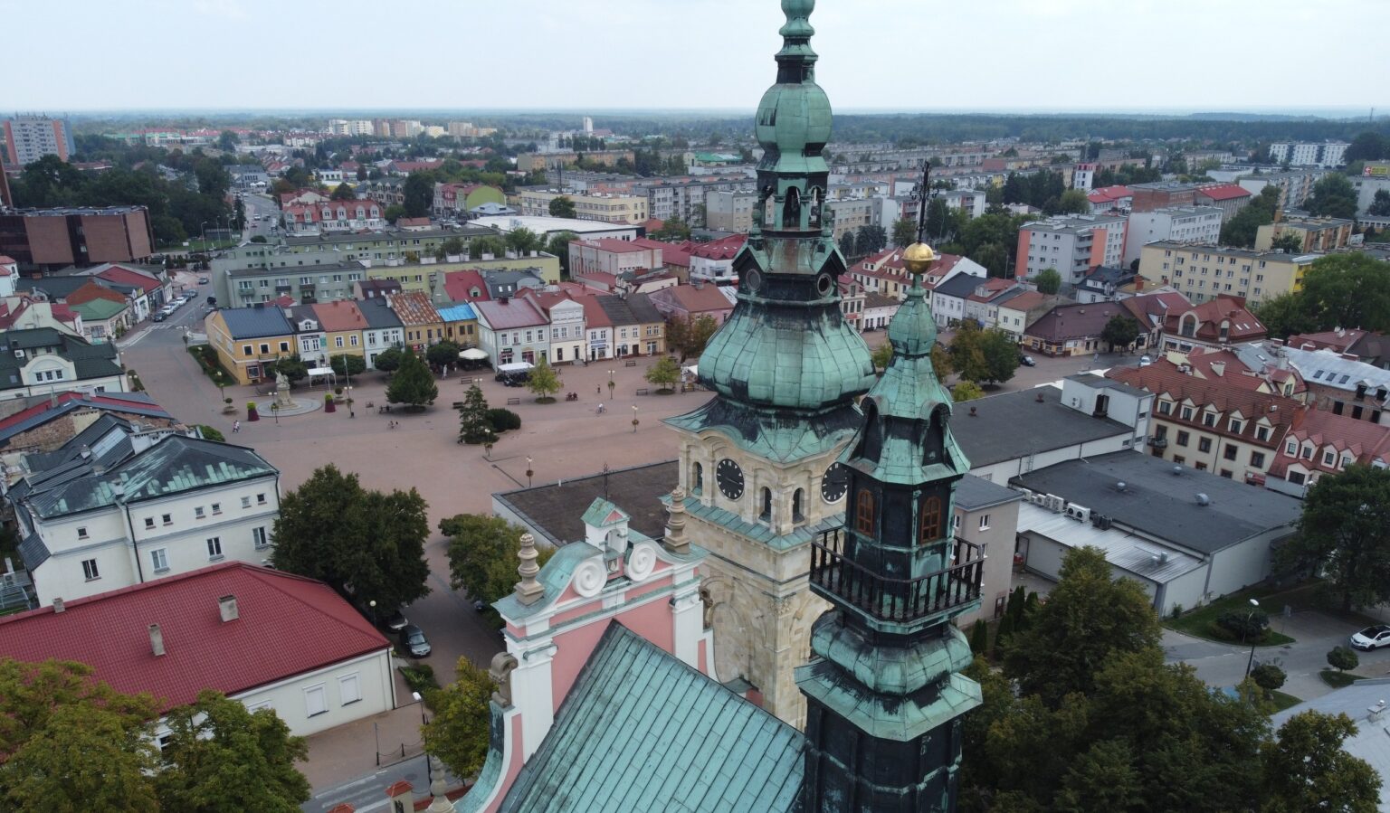 Wieże kościoła dominikanów i rynek Tarnobrzega z lotu ptaka; wizytówka Google dla firm z Tarnobrzega