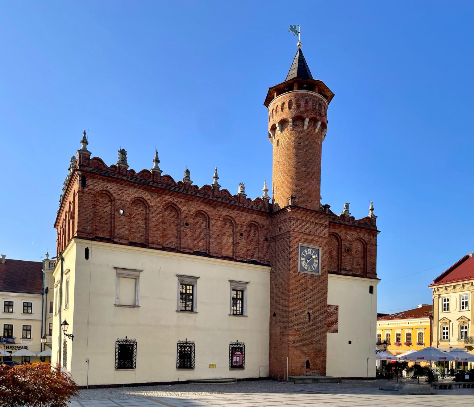 Ratusz w Tarnowie widziany od strony podcieni; wizytówka Google dla firm z Tarnowa