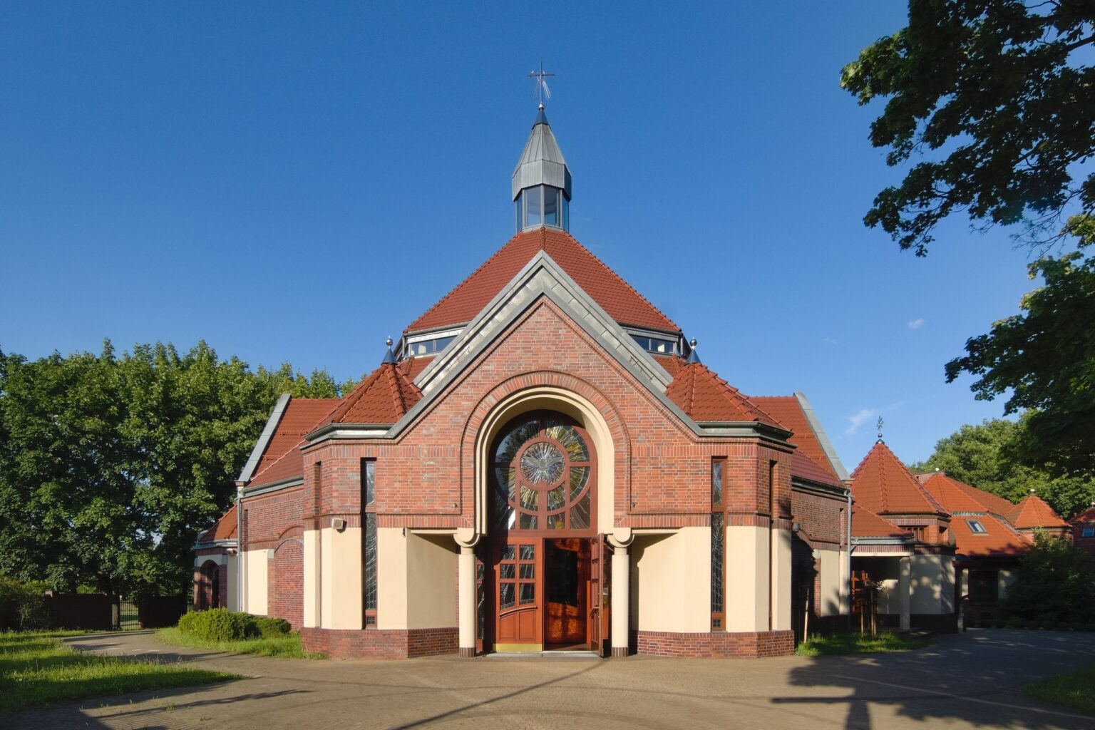 Front kościoła Miłosierdzia Bożego w Tychach; pozycjonowanie stron dla firm z Tychów