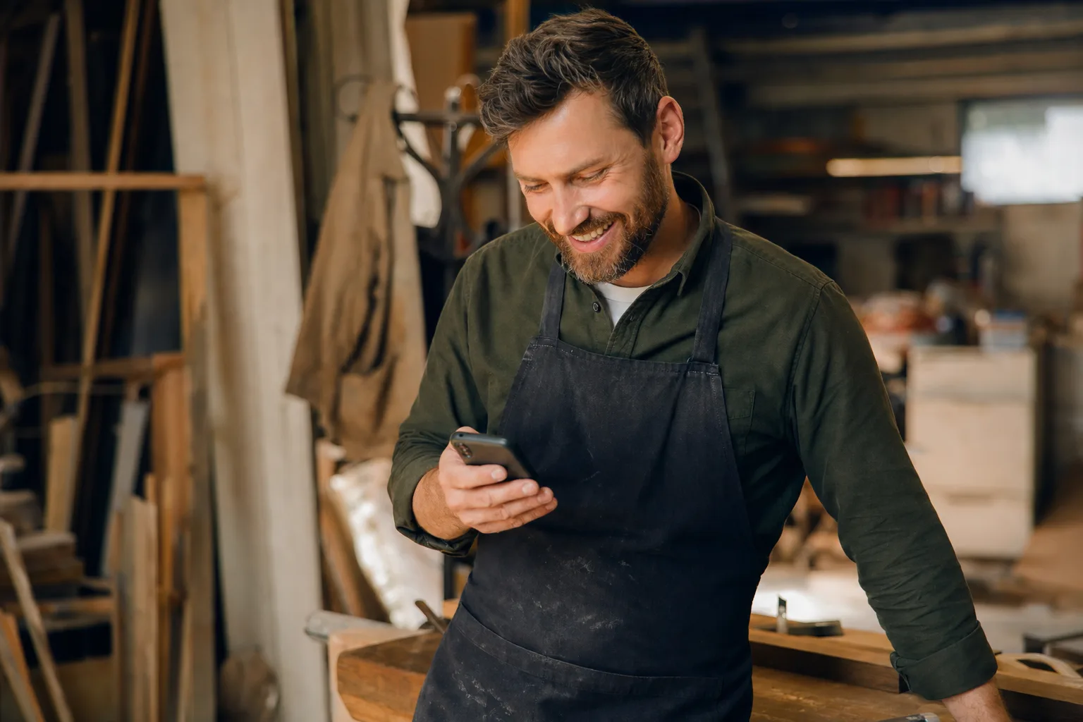 Właściciel firmy z ulgą patrzy na przywróconą wizytówkę w telefonie