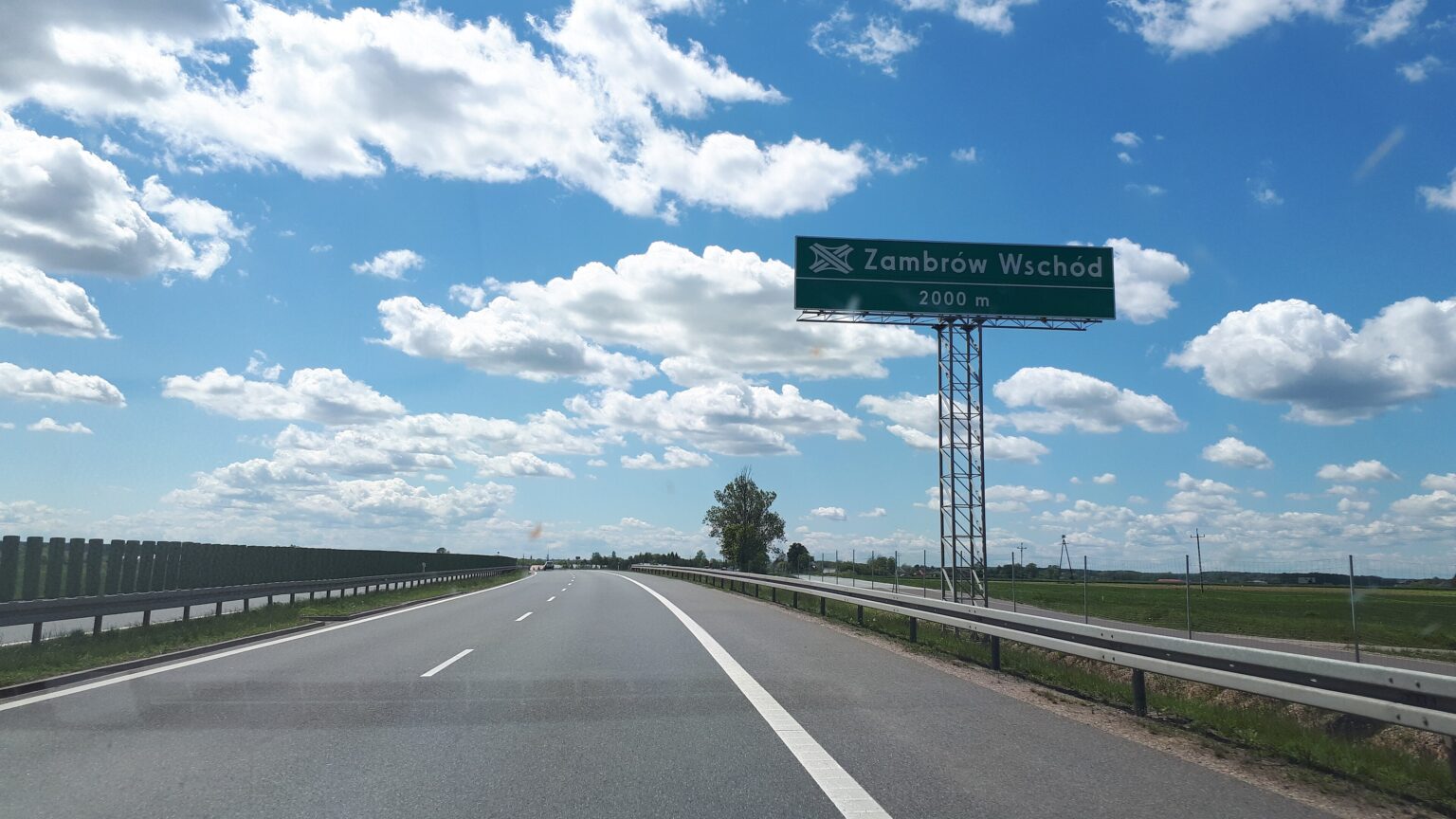 Bramownica nad drogą ekspresową S8 z tablicą „Zambrów Wschód, 2000 m”; wizytówka Google dla firm z Zambrowa